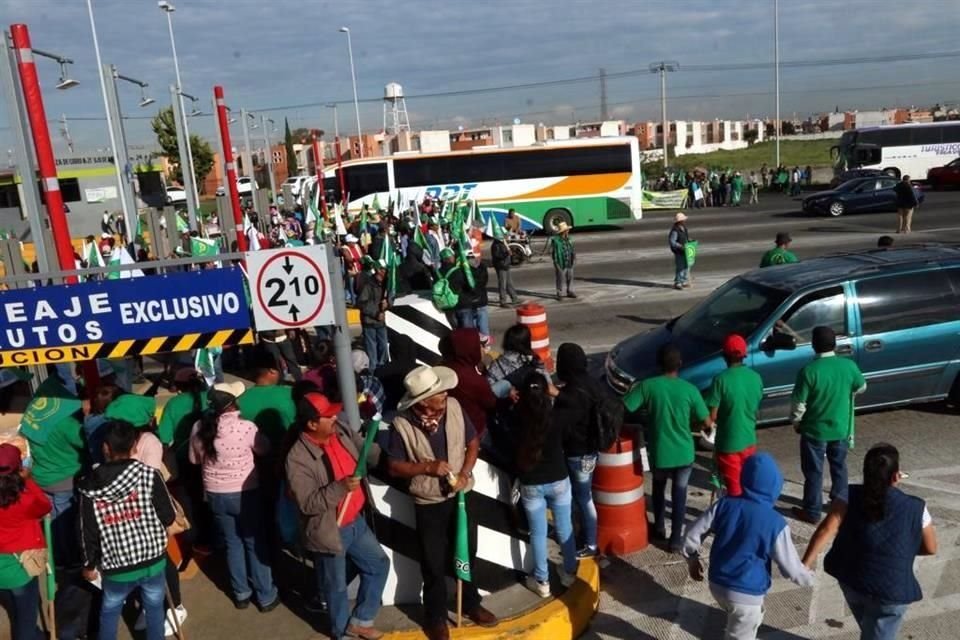 Campesinos de la UNTA dan paso libre en una caseta de la México-Pachuca.