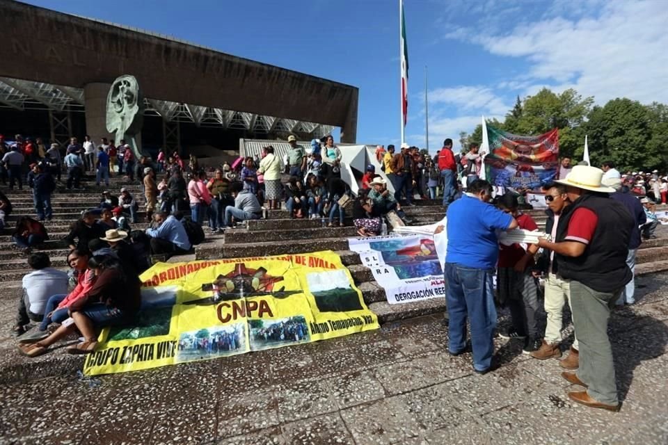 Campesinos congregados afuera del Auditorio Nacional.