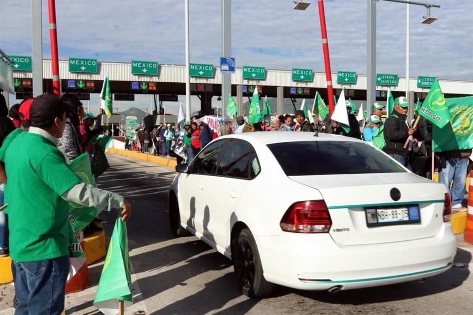 En la caseta de la México-Pachuca, inconformes dan paso libre a los conductores.