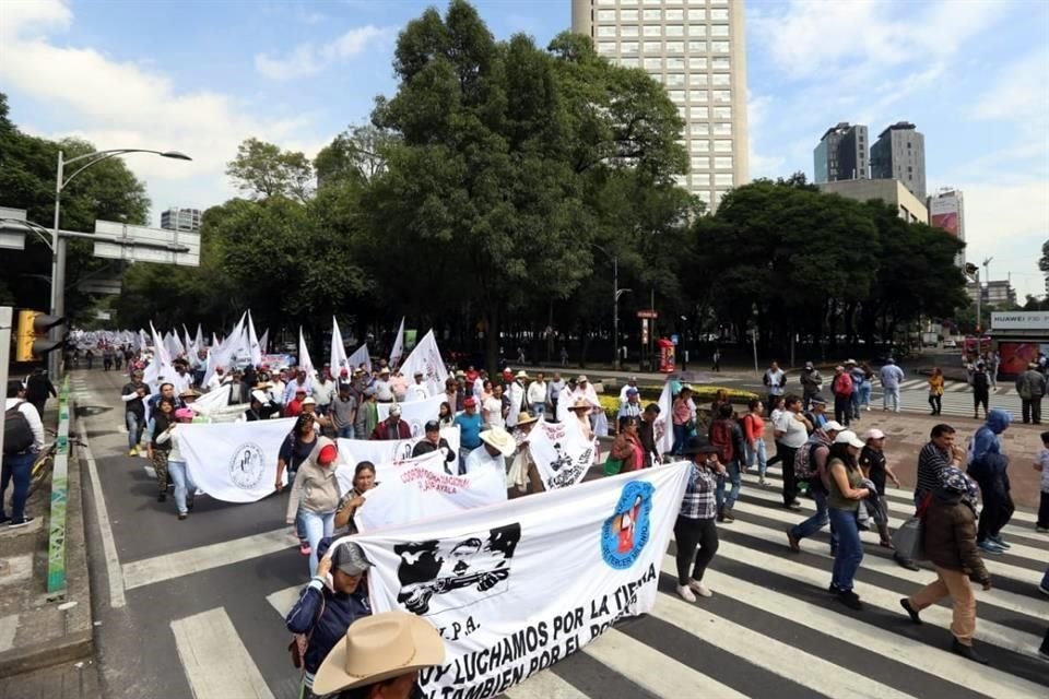 Los contingentes avanzan por Paseo de la Reforma, rumbo al Centro de CDMX.