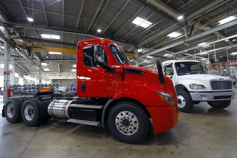 Daimler Trucks México informó que la planta de Santiago Tianguistenco operará hasta el 3 de abril.