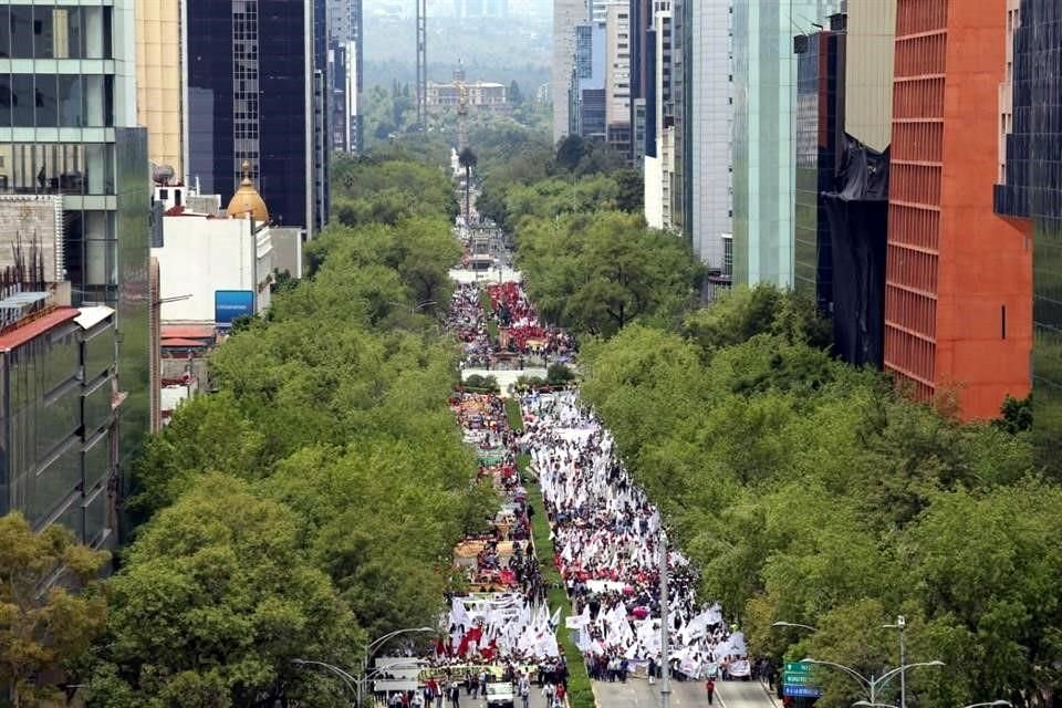 Campesinos de varias organizaciones marchan del Auditorio Nacional al Centro de la CDMX para exigir presupuesto y otros apoyos al campo.