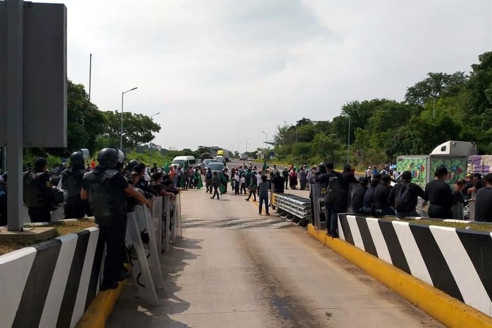 En Chiapas, campesinos fueron replegados por estatales antimotines a las orillas de la vía Chiapa de Corzo-San Cristóbal.