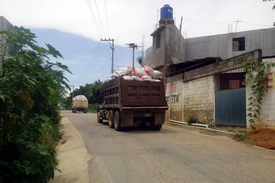 Los productores del campo de las localidades de Tuxtepec, Potrerillo y Cuapinole, luego de sacar los bultos del abono agrícola los cargaron a varios camiones y se los llevaron.