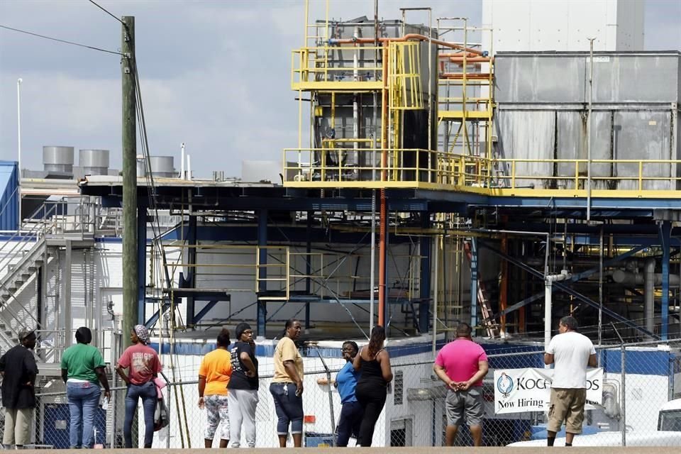 Las autoridades arrestaron a 680 personas durante el operativo del miércoles en siete plantas procesadoras de carne de pollo en Mississippi.