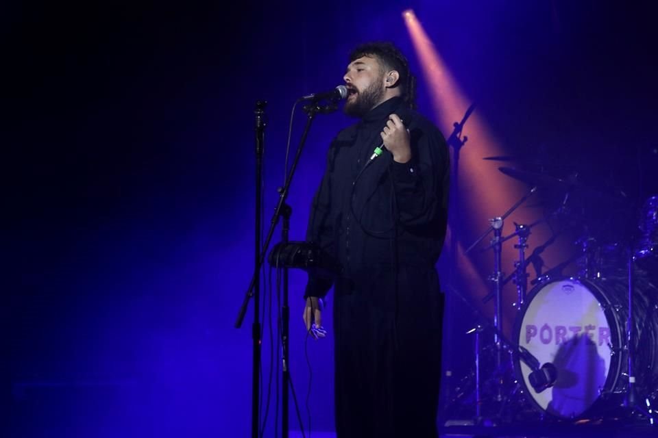 David Velasco interpretó temas de 'Las Batallas' pero también clásicos como 'Cuervos' y 'Murciélago'.