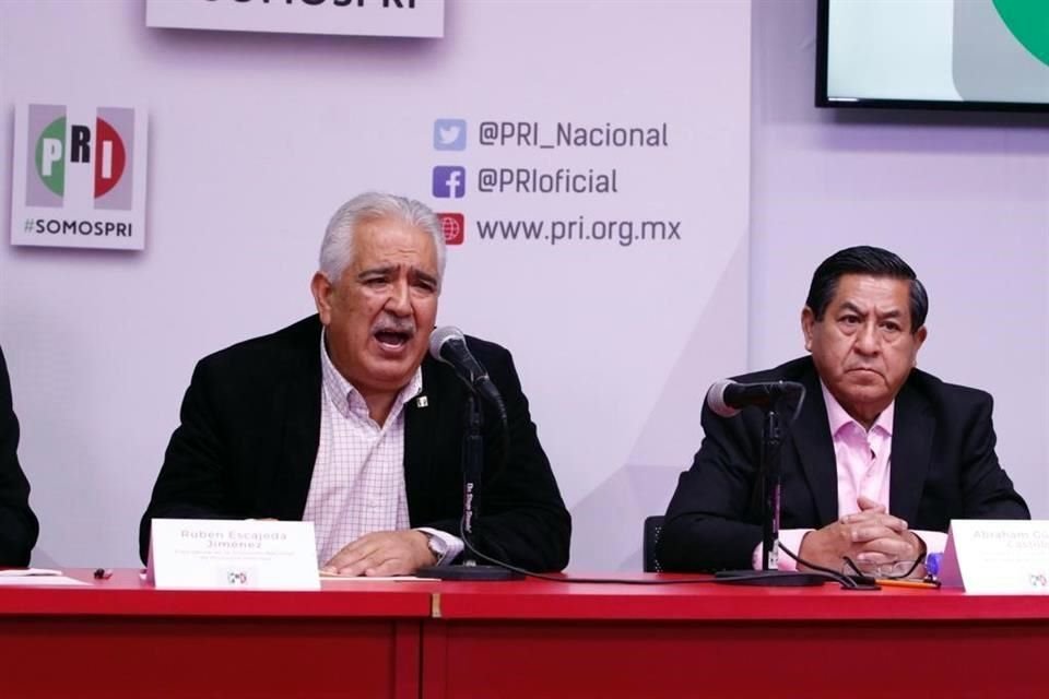 Rubén Escajeda (izq), presidente de la Comisión Nacional de Procesos Internos del PRI, en conferencia de prensa.