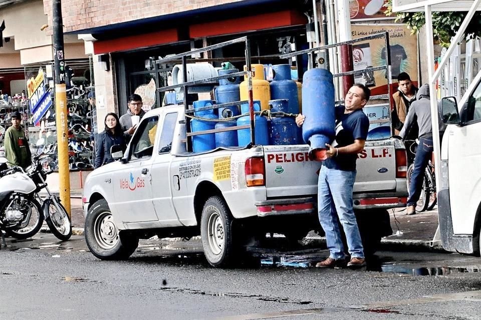 De acuerdo con fuentes, la distribución en Texcoco está controlada por unas 90 pipas de las gaseras Vela, Multiregional y Josna, así como otra identificada como Gas LP México.
