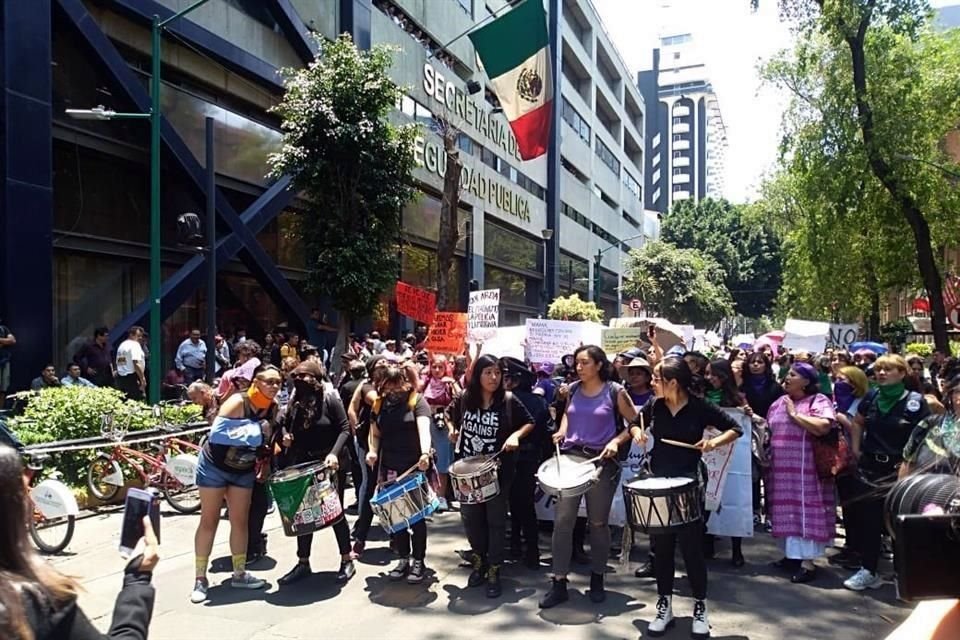 Un contingente de mujeres marcha hacia las instalaciones de la PGJ para manifestarse en contra de la violación a una menor de edad por parte de cuatro policías en Azcapotzalco.