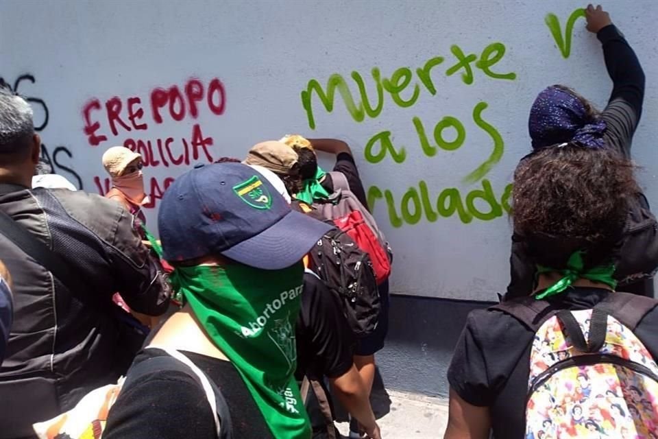 Las manifestantes realizaron pintas en las paredes para protestar en contra de la violación de una menor de edad.