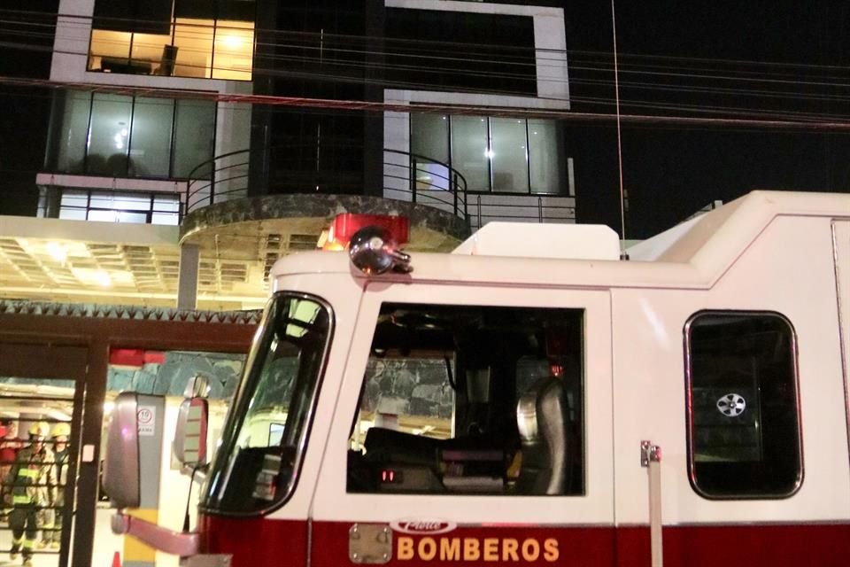 Bomberos y elementos de Protección Civil sofocaron el fuego registrado en el noveno piso de la torre Vertikala.