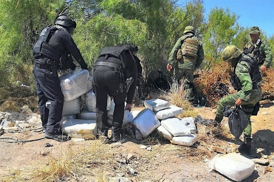 Policías estatales y personal de la Sedena aseguraron los bultos de droga.