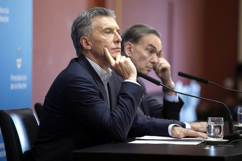 El Presidente argentino, Mauricio Macri (Izq), descartó el lunes realizar cambios en su gabinete y confió en que podrá revertir en octubre el resultado adverso de las elecciones primarias del domingo.