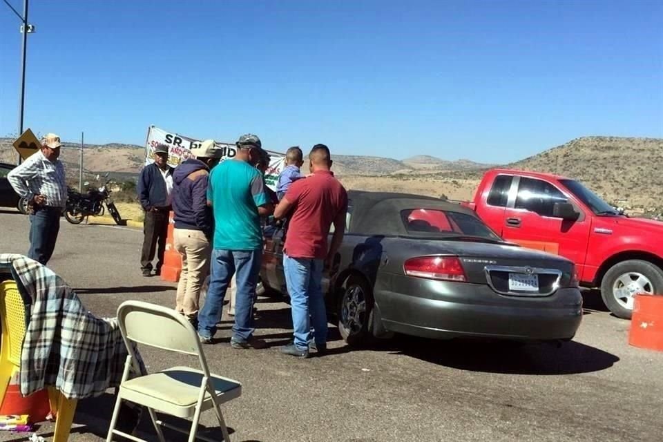 Desde hace año y medio, ejidatarios bloquean una caseta para exigir una indemnización por la construcción de la vía en 220 hectáreas de sus tierras.