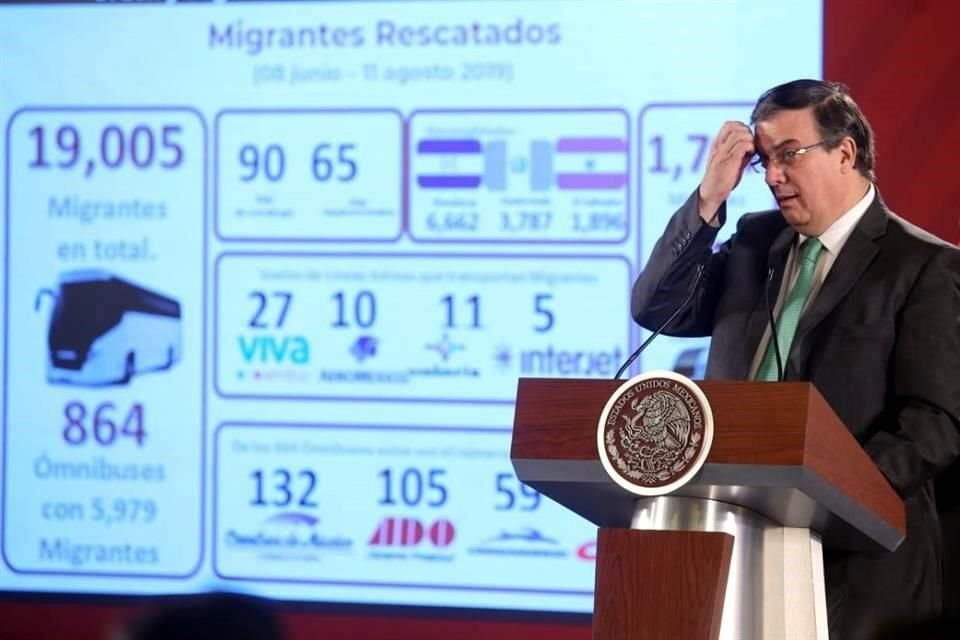 Ebrard dijo que migrantes viajan principalmente en tractocamiones y ponen en peligro sus vidas.