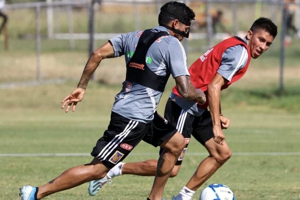 Javier Aquino está entrenando protegido por una máscara.