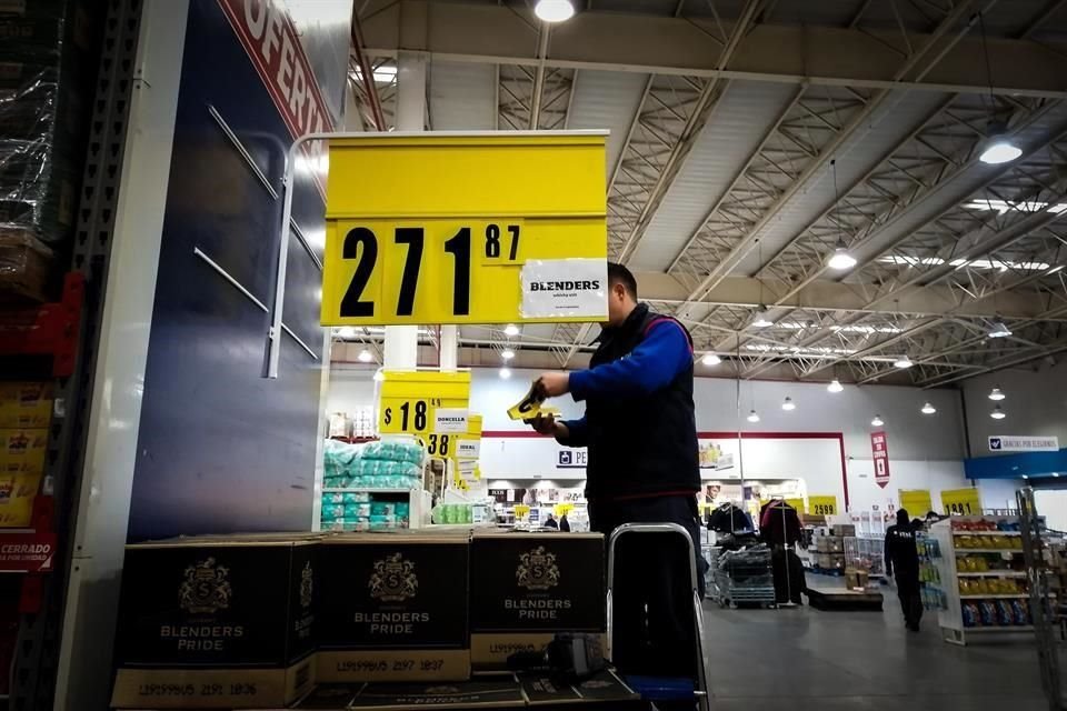 Un empleado cambia este miércoles los precios de los productos a causa de la inflación en un supermercado, en Buenos Aires.