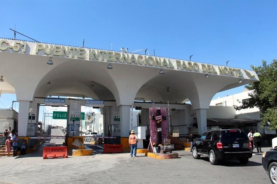 Los migrantes que van por primera vez a EU a pedir asilo de manera legal son llevados al puente internacional Paso del Norte.