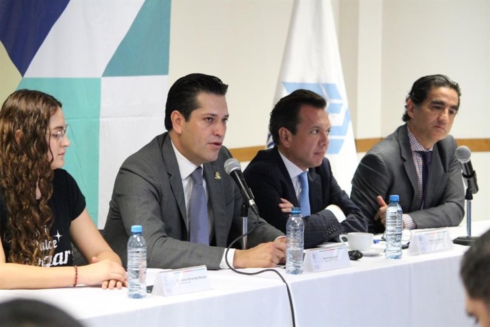 (Izq. a der.) Estefanía Hernandez, de Mi Dulce Hogar; Mauro Garza, presidente de Coparmex; Pablo Lemus, Presidente Municipal de Zapopan, y Salvador Villaseñor, de Desarrollo Económico de Zapopan.