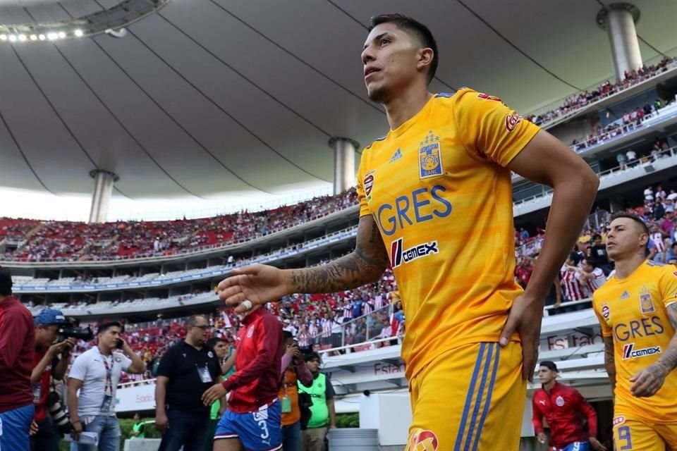 Carlos Salcedo fue expulsado en el juego ante las Chivas.