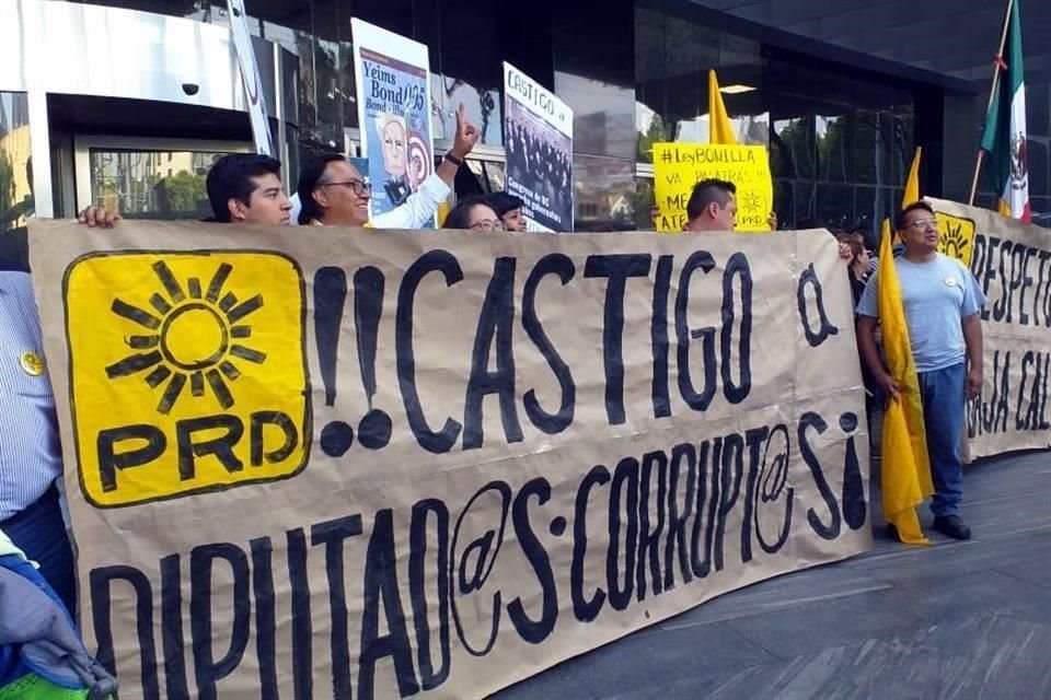 Militantes acudieron a la FGR para protestar contra la ampliación de mandato.