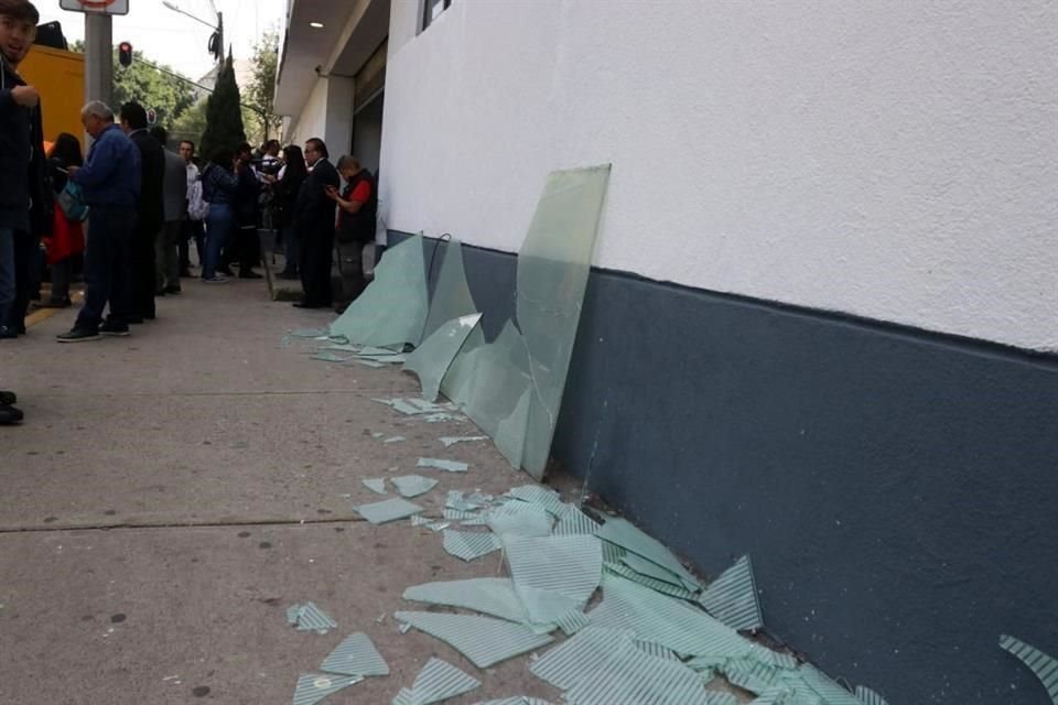 Las inconformes arribaron con hojas de vidrios y las tronaron con herramientas como un acto de protesta.