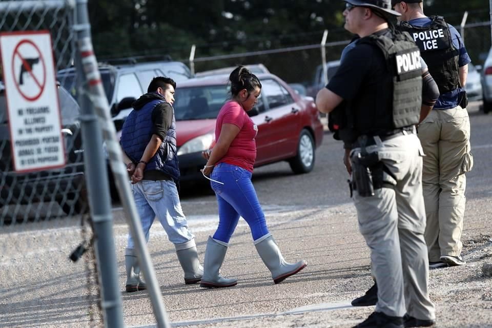 Funcionarios federales aseguraron que empleadores que contraten a migrantes indocumentados enfrentarán penas de hasta 6 meses en prisión.