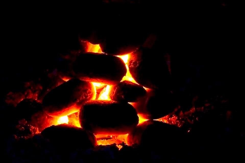 Antes no había más que carbón de mala calidad del súper o un carbonero de confianza. la cosa cambió con la briqueta.