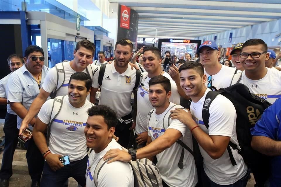 Jugadores de los Auténticos Tigres se tomaron la foto del recuerdo con el delantero francés André-Pierre Gignac.