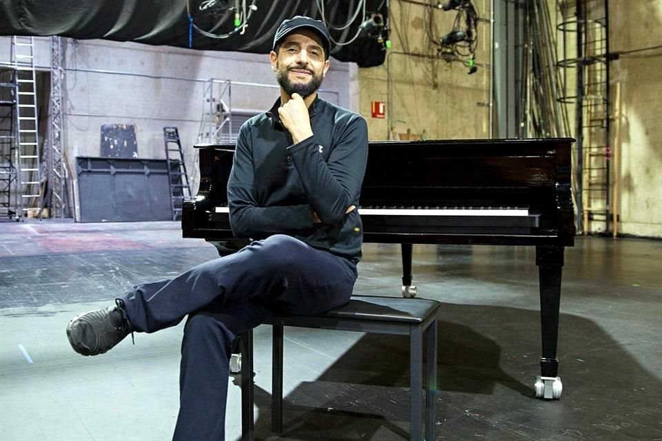 Claudio Valdés Kuri, confiesa, es un pianista frustrado, pero a ello debe su nueva obra, Triple concierto, que inaugurará el 23 de agosto el Festival Im-Pulso de la UNAM.