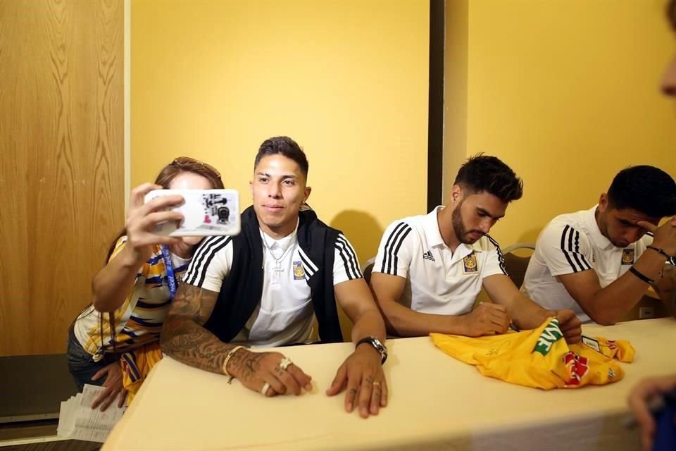 Carlos Salcedo y el resto de los jugadores de Tigres repartieron fotos y autógrafos con la afición en el Aeropuerto Internacional de Monterrey.