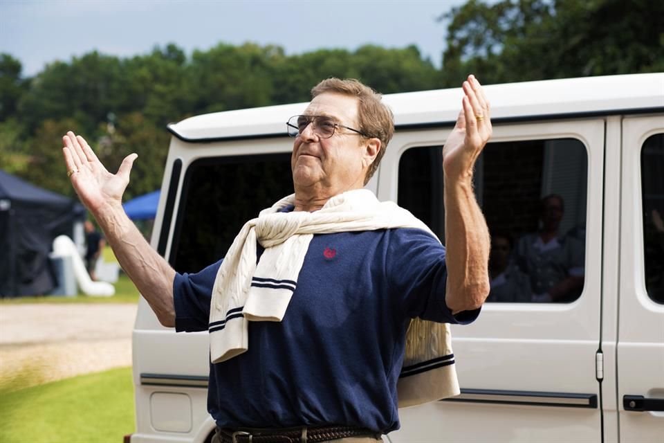 John Goodman es el patriarca de una familia que hace negocio con la fe religiosa.
