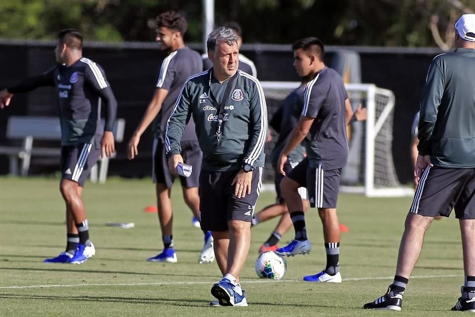 Los directivos intentarán que el equipo de Gerardo Martino juegue al menos un partido en este 2020 y así intentar cumplir el compromiso con Soccer United Marketing.