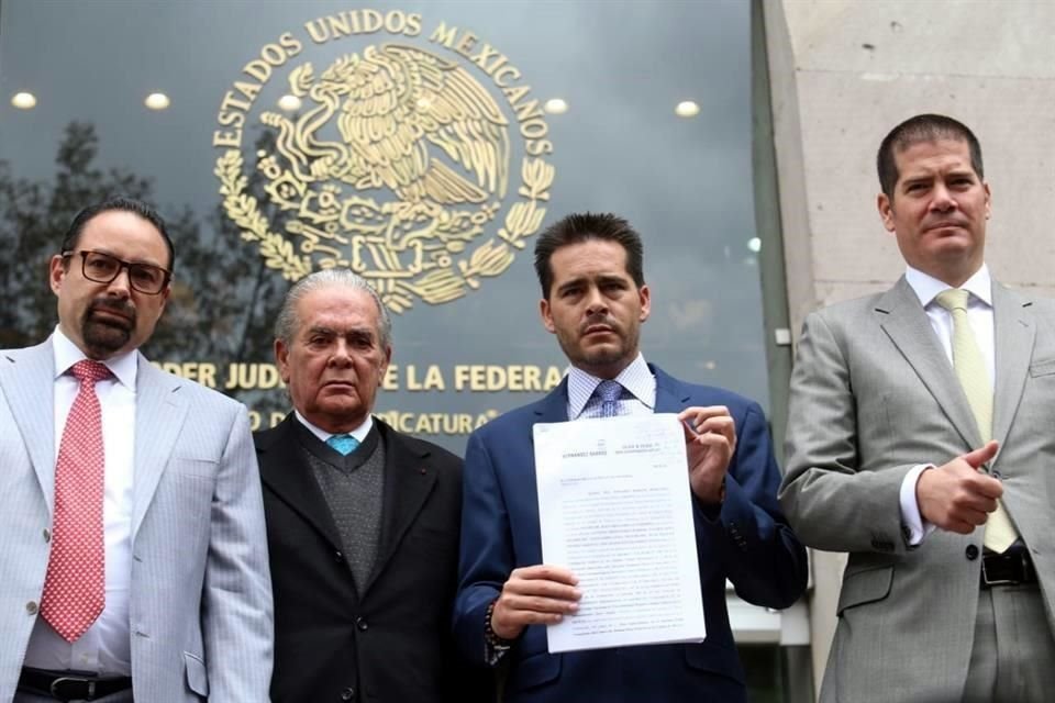 El grupo de abogados que presentó la queja contra el impartidor de justicia.