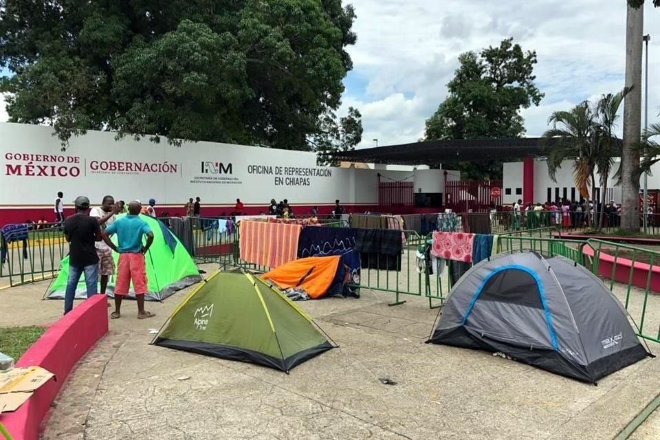 En su segundo día de manifestación, los extranjeros instalaron un campamento en la explanada exterior del inmueble del INM.