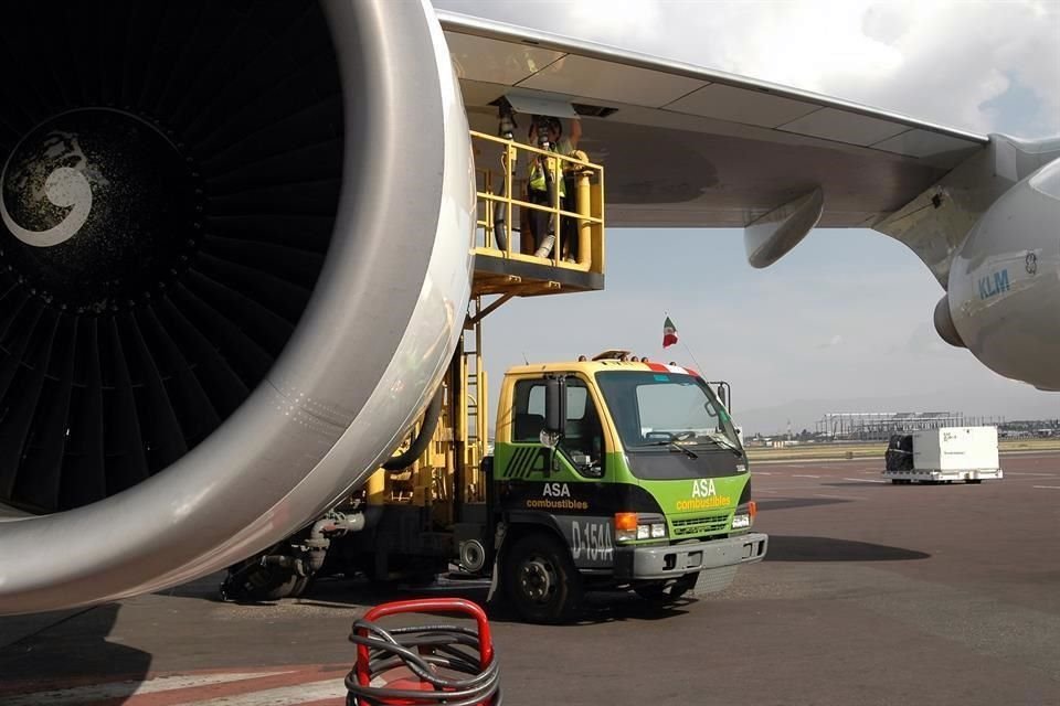 Abastecimiento a aviones por parte de trabajadores de ASA Combustibles (turbosina), en la plataforma del AICM