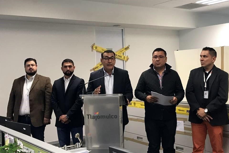 El Alcalde de Tlajomulco, Salvador Zamora (centro), informó que los ex funcionarios ya fueron denunciados ante la Fiscalía Anticorrupción.