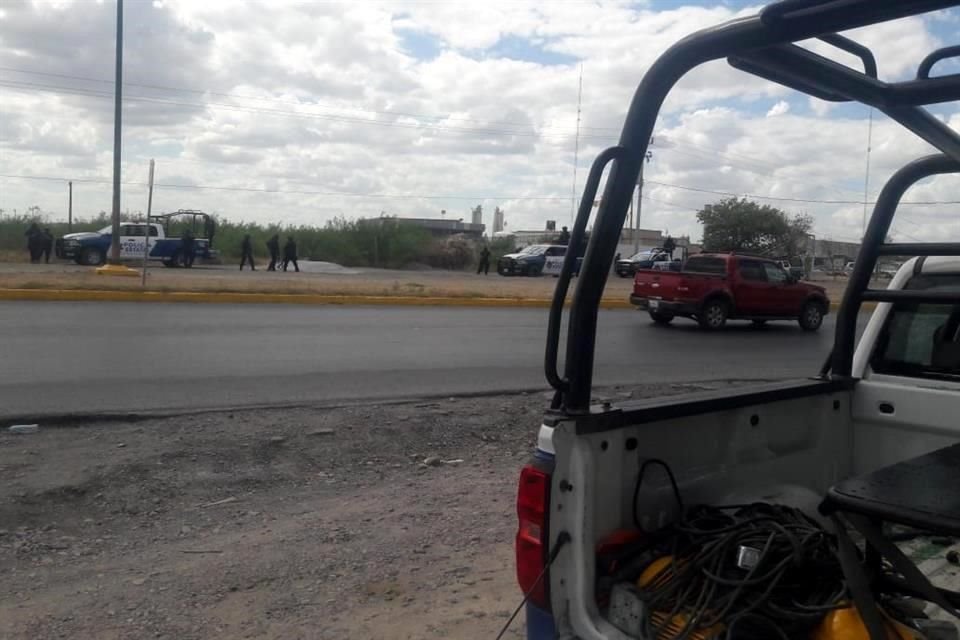 Usuarios de redes sociales compartieron un video donde puede verse a una mujer cubriéndose de las detonaciones.