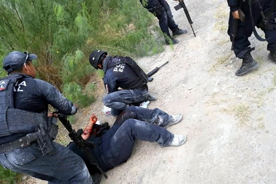 Reportes locales aseguran que una policía local resultó herida.