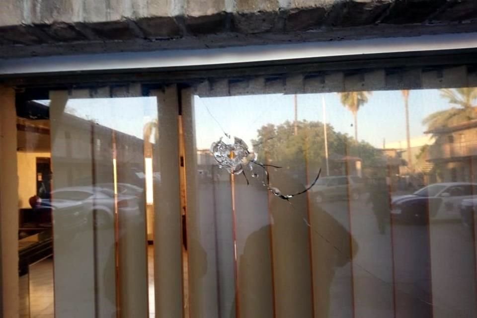 Cristales de la fachada del hotel muestran las huellas del ataque.