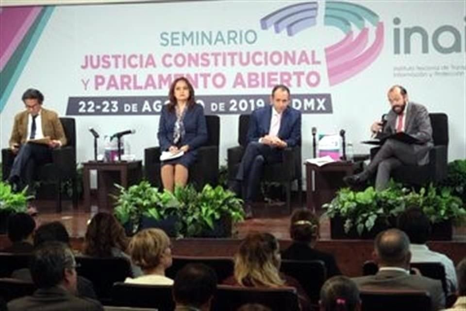 El ex legislador (traje azul) participó en el Seminario Justicia Constitucional y Parlamento Abierto.