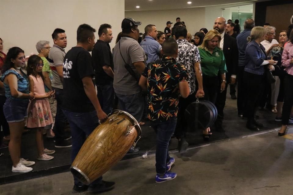 La gente pudo entrar a la capilla para darle el último adiós al artista.