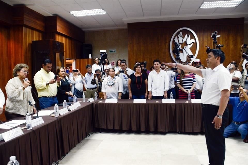 'Aquí no hay mafia de nada, la única mafia es la tuya que nomás te dedicas a cobrar permisos, a que tu gente se robe la gasolina', dijo el agente al Secretario.