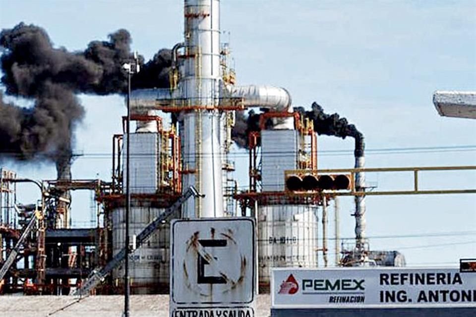 Mientras refineras en Mxico produces misma cantidad de combustleo que de gasolinas, en EU la produccin de dicho energtico es de 1.5 %.