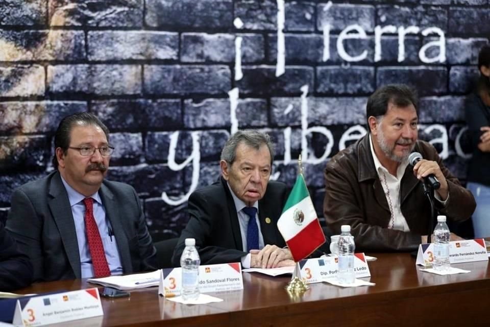 Muñoz Ledo flanqueado por Sandoval y Fernández Noroña en la plenaria de los diputados federales del PT.