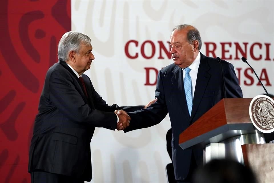 El magnate mexicano Carlos Slim y el Presidente Andrés Manuel López Obrador durante la conferencia de prensa en el Palacio Nacional.