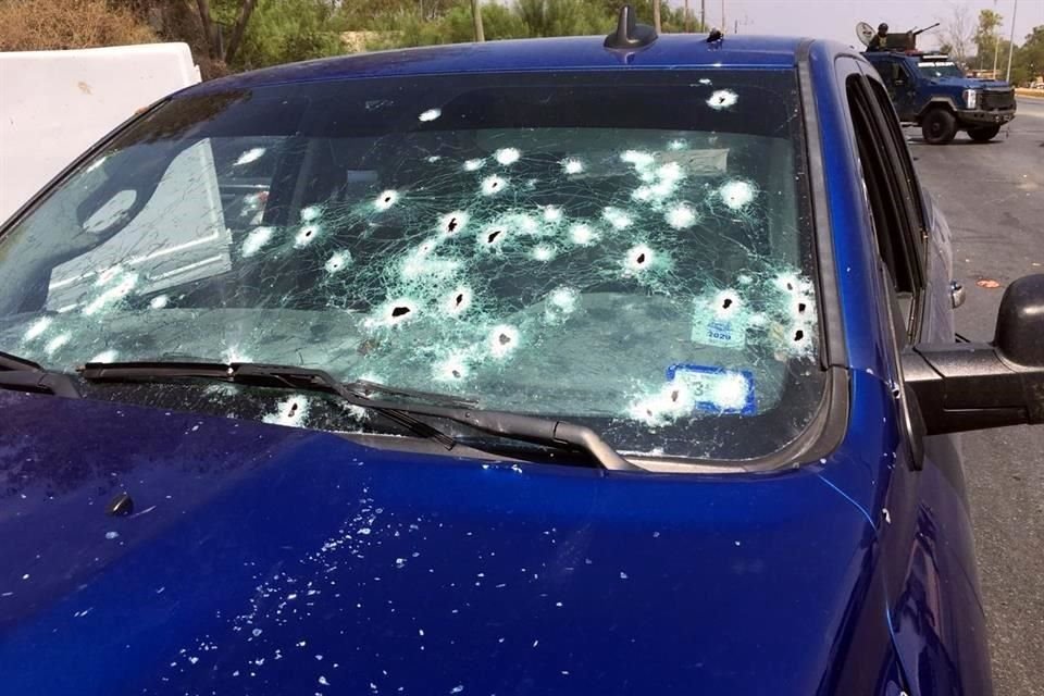 Las balas penetraron el cristal de la camioneta.