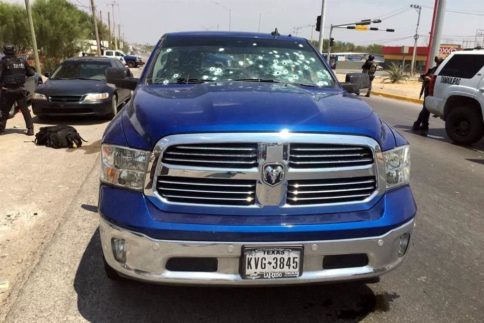 El vehículo en el que viajaban los pistoleros porta placas de Texas.