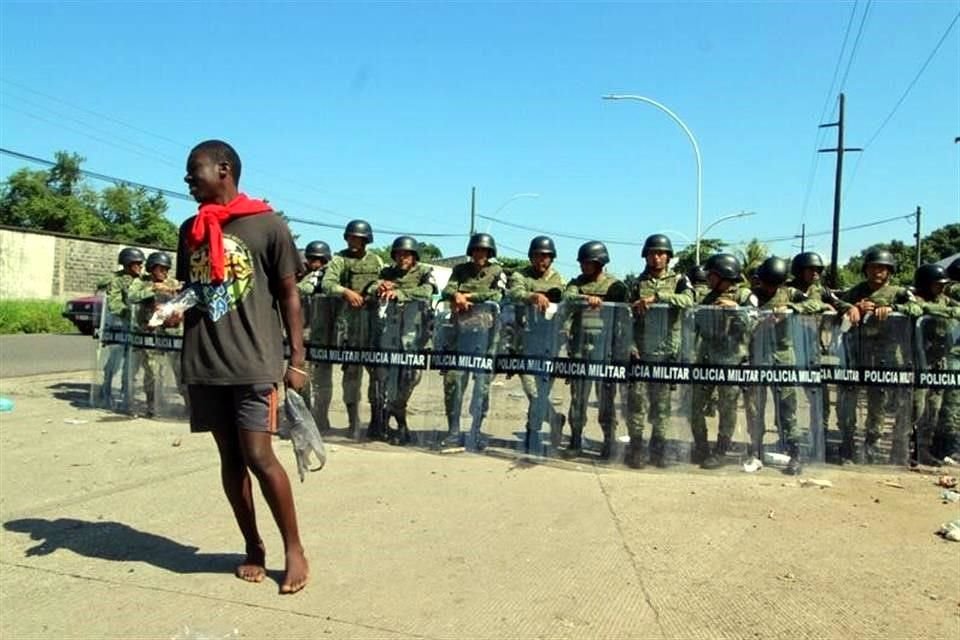 Un policía federal y un migrante resultaron heridos durante un operativo de desalojo en la estación migratoria Siglo 21.