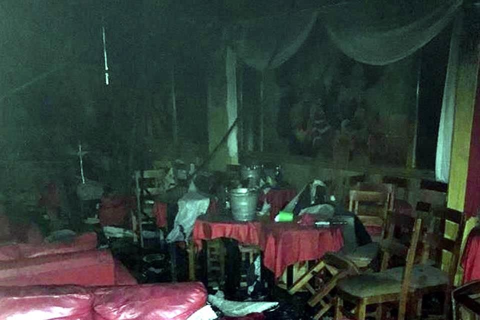 Los reportes señalan que los agresores lanzaron bombas molotov y rociaron combustible para propagar el incendio con gente en el interior.